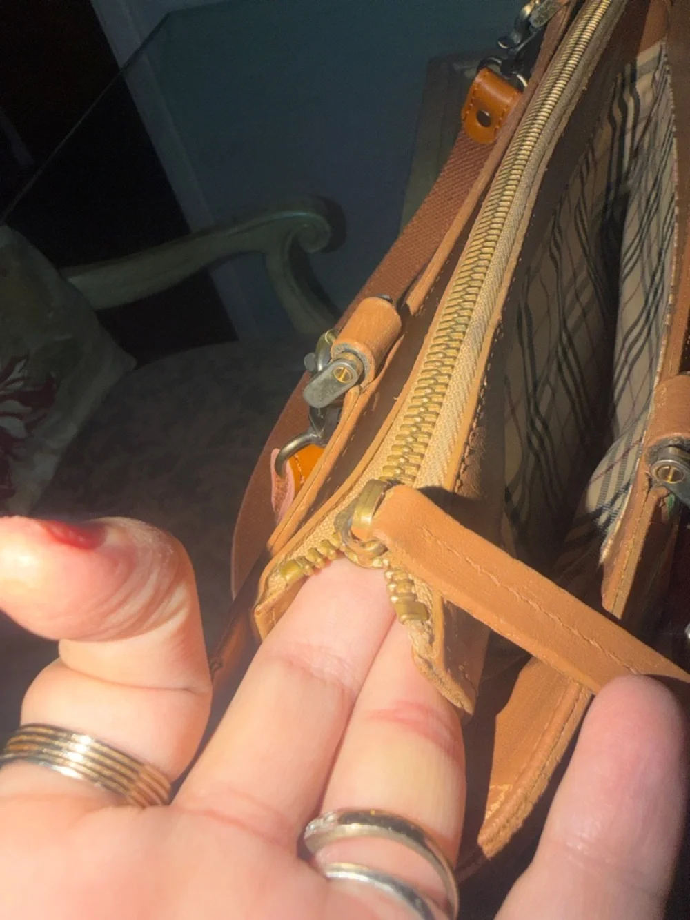 💯 Burberry Tan Leather Shoulder Bag with Hand-Painted Purple Floral Accents - Picture 11 of 16